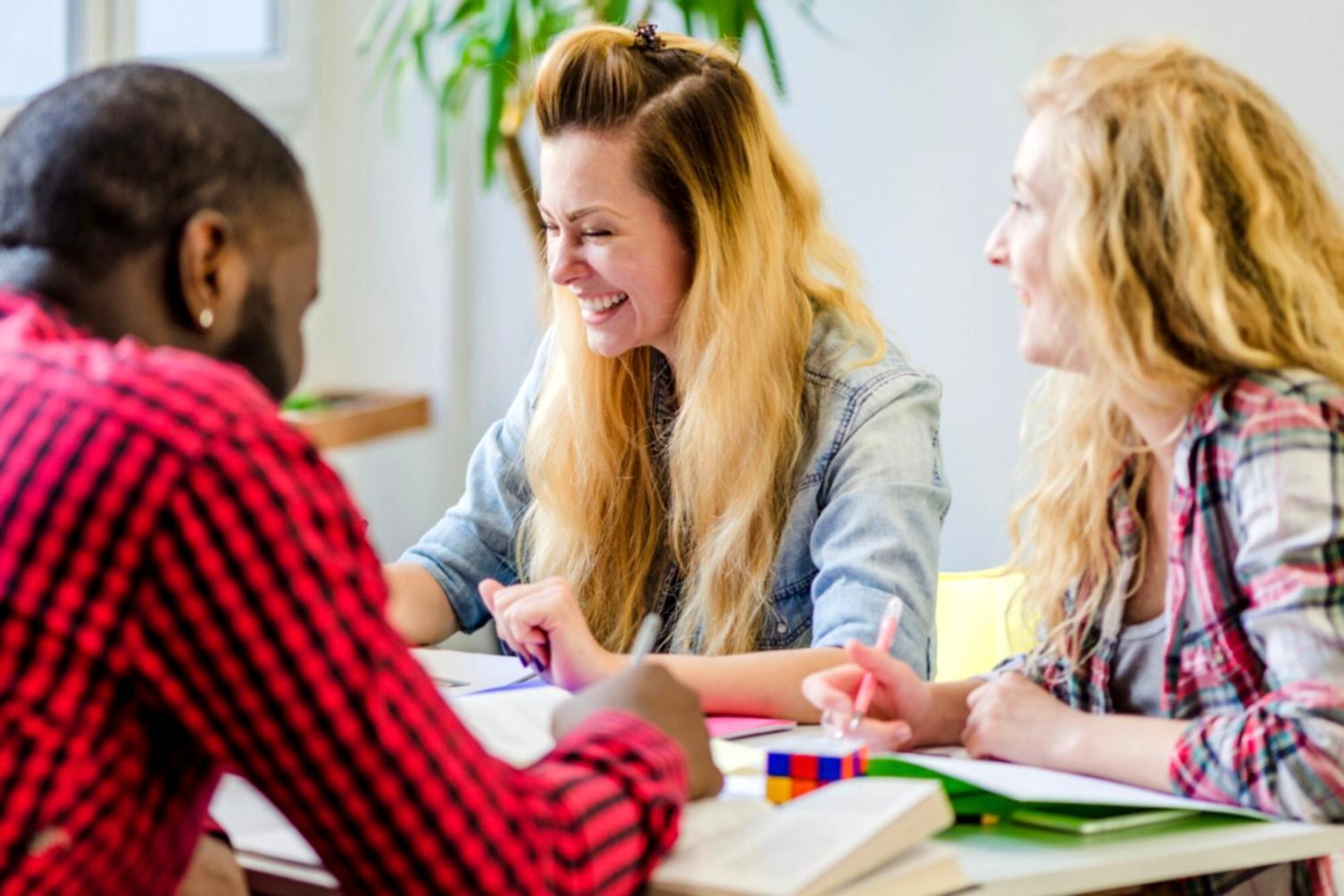 Équipe d'analystes financiers en formation